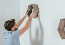 Iets ophangen aan of in een gipsplaat iets ophangen aan een gipsplaat