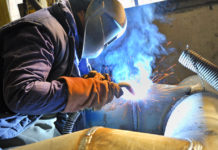 Stappenplan om te lassen man die aan het lassen is