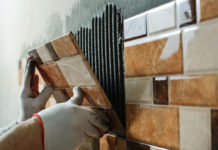 Stappenplan om wandtegels en vloertegels aan te brengen in de badkamer tegels plaatsen badkamer