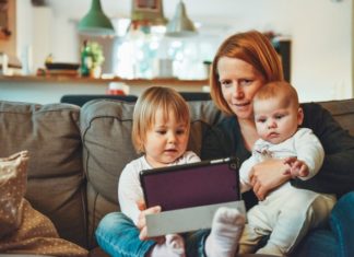 DIY: internet abonnement zorgeloos verhuizen moeder met 2 baby’s op de bank met een tablet
