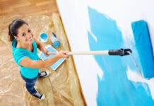 De muren in je huis schilderen? Zo doe je dat! muren schilderen vrouw