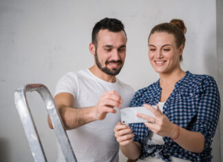 Huis inrichten na een verbouwing Man en vrouw maken interieurkeuzes tijdens verbouwing