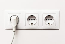 Wat experts zeggen over duurzaam schakelmateriaal: milieuvriendelijke keuzes voor je huis Drievoudig stopcontact met 1 aangesloten stekker
