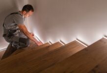 Een traprenovatie met verlichting en opbergruimte? Stairz maakt het mogelijk Man renoveert trap met verlichting